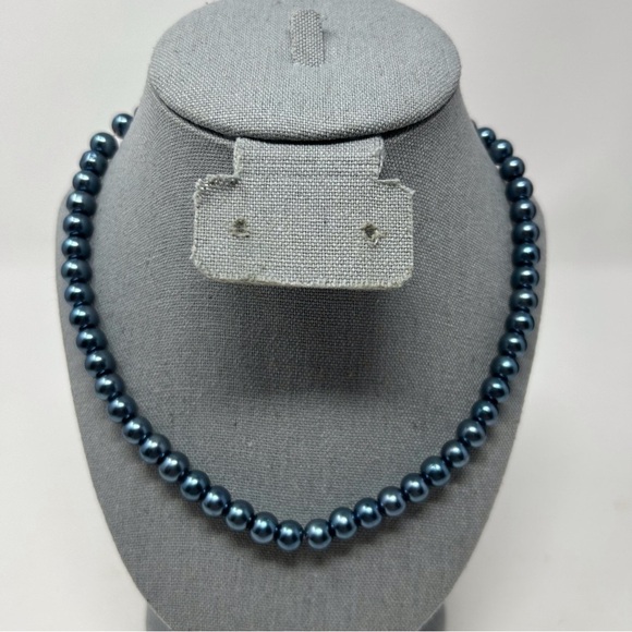 Metallic Blue Faux Pearl Short Necklace 18" Classic Adjustable Silver Tone Chain - Picture 1 of 4